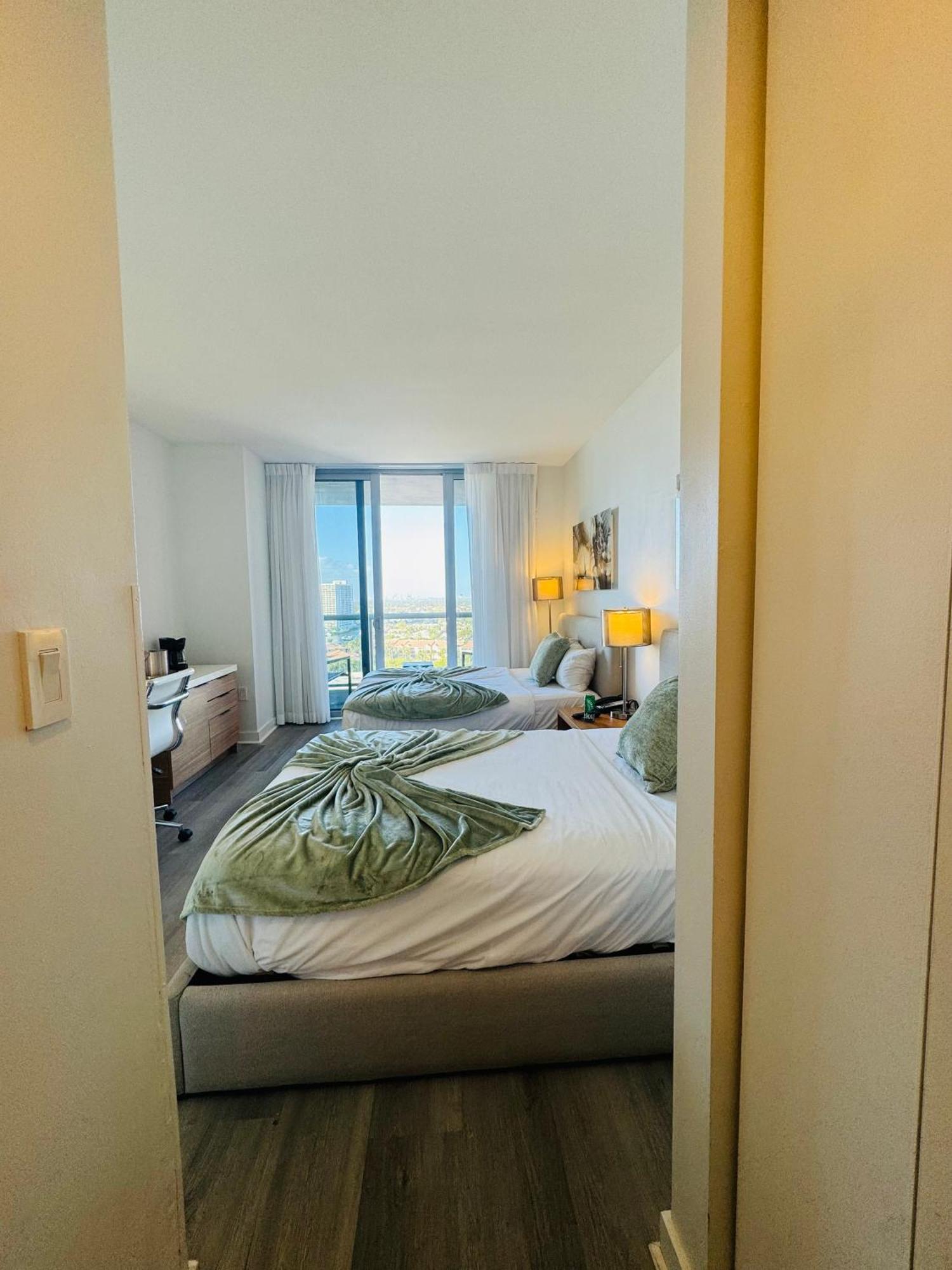 Lovely 2Bed 1Bath Condo With Private Balcony 18Th Floor Hallandale Beach Exterior photo